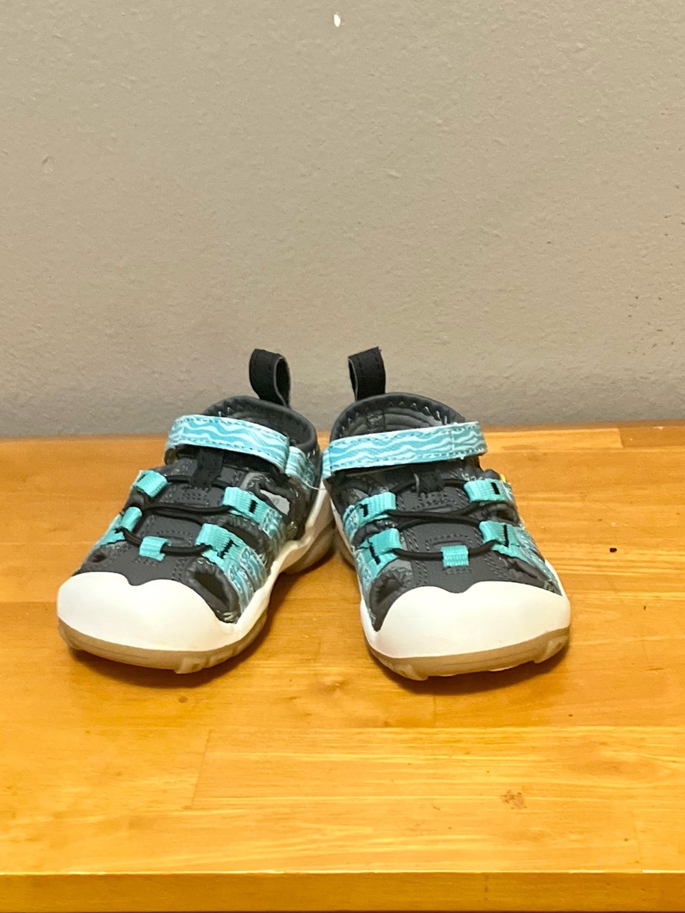 Keen Knotch Creek Unisex Casual Sandals, Teal/Gray - Size 5 (EUC)